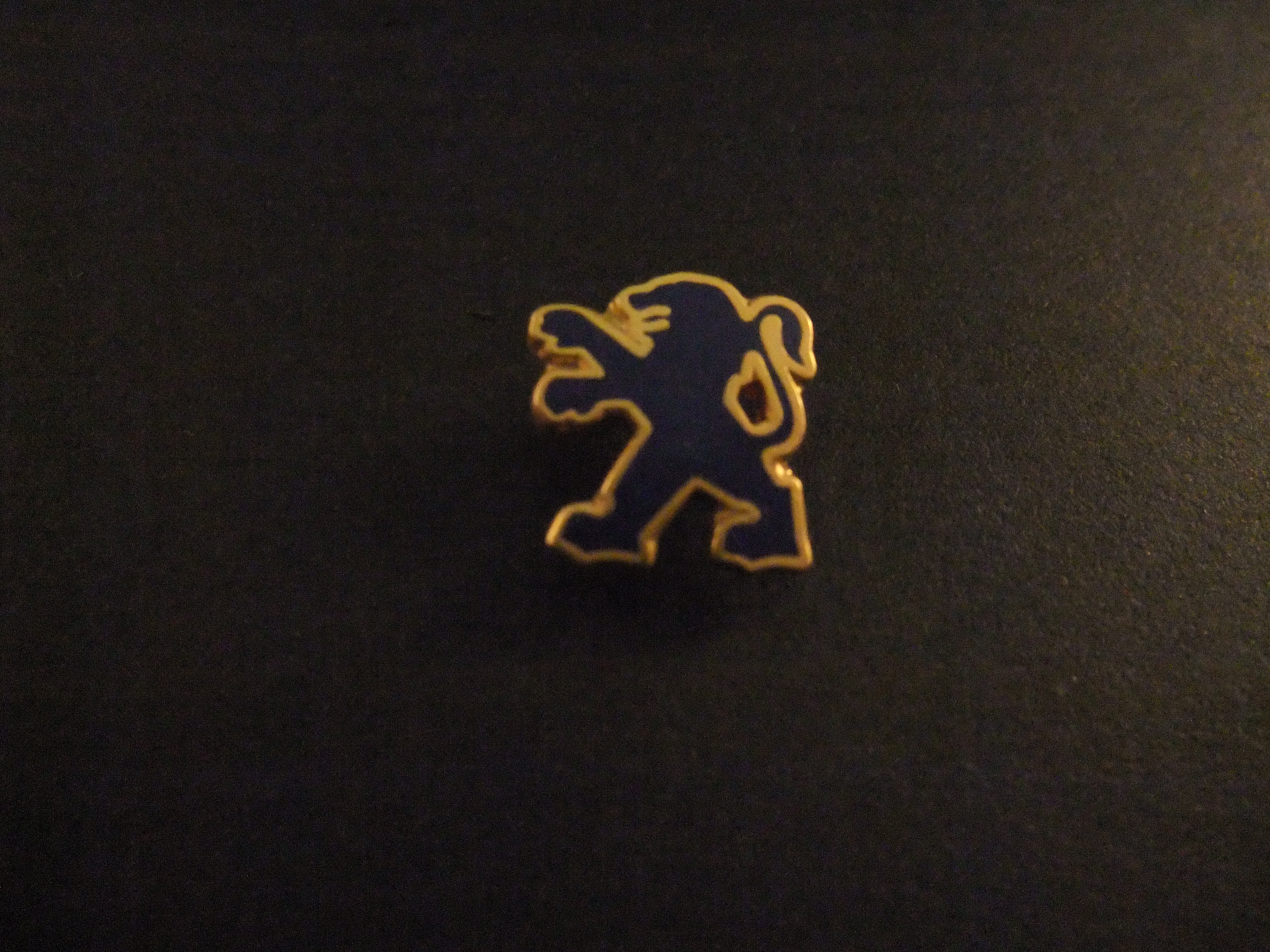 Peugeot blauw logo goudkleurige rand